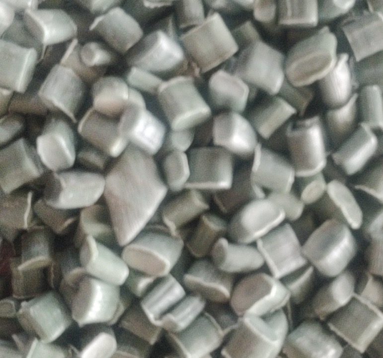 Recycelter Kunststoff ist zum besten Rohstoff für Holzkunststoff geworden